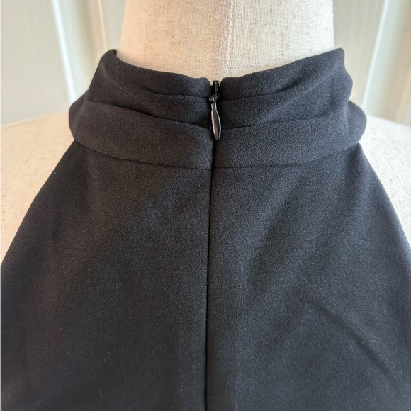 White House Black Market | Black Knot Halter Top |  sz M | Excellent Condition - Picture 3 of 6